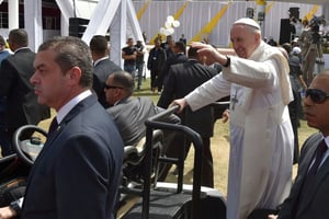 Le pape François s’apprête à célébrer une messe dans un stade du Caire devant des milliers de fidèles, le 29 avril 2017. © Andreas Solaro/AFP