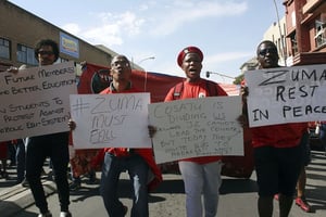 Des travailleurs exigent le départ de Jacob Zuma à Bloemfontein le 1er mai 2017. © Khothatso Mokone/AP/SIPA