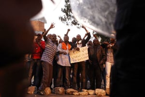 Des manifestants contre un troisième mandat d’Abdoulaye Wade, à Dakar, au Sénégal, le 23 février 2012. © Rebecca Blackwell/AP/SIPA