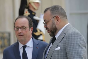 Le président français François Hollande accueillie le roi du Maroc Mohammed VI au palais de l’Élysée, à Paris, le 2 mai 2017. © Michel Euler/AP/SIPA