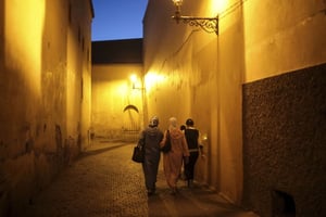 Des femmes marchent dans une rue de Marrakech, au Maroc, le 5 novembre 2016. © Mosa’ab Elshamy/AP/SIPA