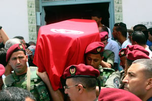 Les funérailles du médecin militaire tunisien tué dans l’attentat de l’aéroport d’Istanbul, à Ksour Essef en Tunisie, le 1er juillet 2016. © Hassene Dridi/AP/SIPA