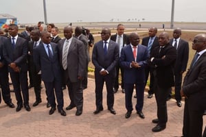 Joseph Kabila, président de la RDC, entouré de quelques responsables politiques, le 25 juin 2015 à Kinshasa. © John Bompengo/AP/SIPA