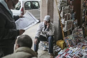 Dans un point de vente de journaux, le 16 mars 2017, dans la medina de Rabat, au Maroc. © Mosa’ab Elshamy/AP/SIPA