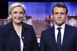 Marine Le Pen et Emmanuel Macron sur le plateau du débat le mercredi 3 mai 2017. © Eric Feferberg/AP/SIPA