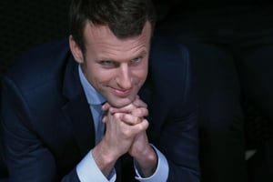 Emmanuel Macron attend le début d’un meeting à Saint Denis, le 30 mars 2017. © Christophe Ena/AP/SIPA