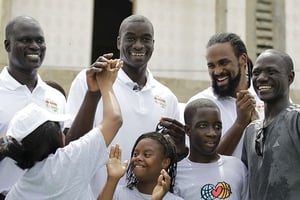Le vice président de NBA Afrique, Amadou Gallo Fall, entouré de basketteurs professionnels pour l’inauguration d’un terrain de basketball à Dakar en 2010. © Rebecca Blackwell/AP/SIPA