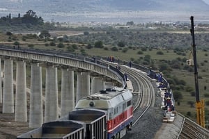 Un train convoie des matériaux pour la construction de la ligne Mombasa Nairobi, le 23 novembre 2016. © Ben Curtis/AP/SIPA