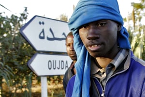 Des migrants à la frontière entre le Maroc et l’Algérie. © Alvaro Barrientos/AP/SIPA