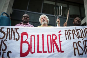 Des activistes manifestent contre les accaparements fonciers de la Socfin, devant le siège de Bolloré, à Puteaux, en France, en juin 2015. © Kamil Zihnioglu/AP/SIPA