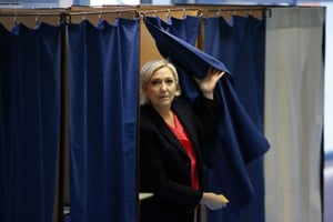 La candidate du Front National, Marine Le Pen, sortant de l’isoloir lors du second tour de la présidentielle, à Hénin-Beaumont, dnas le nord de la France, dimanche 7 mai 2017. © Francois Mori/AP/SIPA