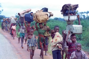 Des réfugiés biafrais fuyant les troupes gouvernementales, le 5 août 1968. © KURT STRUMPF/AP/SIPA