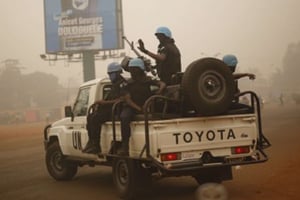Des Casques bleus de la Minusca en patrouille dans Bangui, le 12 février 2016. © Jerome Delay/AP/SIPA