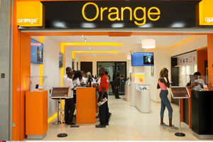 Boutique Orange dans le centre commercial PlaYce-Marcory (CFAO), à Abidjan. © ROMUALD MEIGNEUX/SIPA