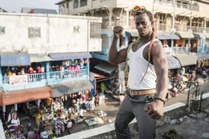 Killer Bean posant près du marché de Waterside à Monrovia. © François Beaurain