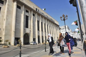 Devant l’Assemblée populaire nationale, boulevard Zirout-Youcef, à Alger. © Anis Belghoul/AP/SIPA