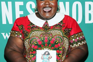 L’actrice Gabourey Sidibe pose avec son nouveau livre «This Is Just My Face: Try Not To Stare», le 1er mai à New York © Jemal Countess/Getty Images/AFP