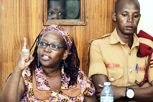 La chercheuse Stella Nyanzi de l’Université Makerere, défendant son innocence devant le tribunal de Buganda Road en Ouganda, le 10 avril 2017, affirmant qu’elle n’était pas coupable. © Stringer/AP/SIPA