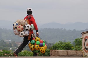 Un vendeur de ballon de foot dans la ville de Yaoundé, en 2011 (illustration). © Renaud VAN DER MEEREN pour Les Editons du Jaguar