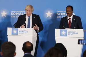 Le ministre des affaires étrangères britannique Boris Johnson et le président somalien Mohamed Abdullahi Mohamed à Londres le 11 mai 2017. © Kirsty Wigglesworth/AP/Sipa
