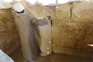 Un ouvrier à l’oeuvre dans une tombe antique découverte au sud du Caire, en mai 2014. © Amr Nabil/AP/SIPA