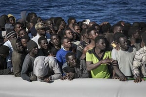 Des migrants au large de la Libye, en mer Méditerranée, en janvier 2017. © Sima Diab/AP/SIPA