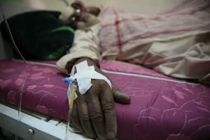 Un cas suspect de choléra au Yémen, en mai 2017. © Hani Mohammed/AP/SIPA