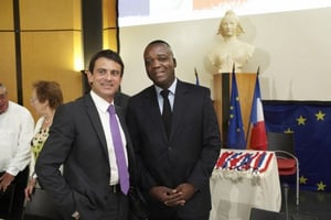 Pacome Adjorovi, avocat, est installé dans ses fonctions de premier adjoint au maire d’Evry, le 3 juin 2012, ici à côté de Manuel Valls. © Bruno LEVY pour Jeune Afrique