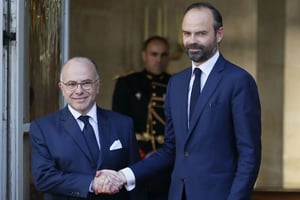 Le nouveau Premier ministre française, Édouard Philippe, serre la main de son prédécesseur, Bernard Cazeneuve, le 15 mai 2017 à l’hôtel de Matignon, à Paris. © Francois Mori/AP/SIPA