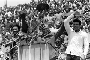 Le président congolais Mobutu Sese Seko, le 22 septembre 1974, à Kinshasa, en compagnie des boxeurs George Foreman et Muhammad Ali. © HORST FAAS/AP/SIPA