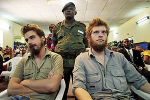 Joshua French, à droite, en septembre 2009 au tribunal de Kisangani, en RDC. © AP/SIPA