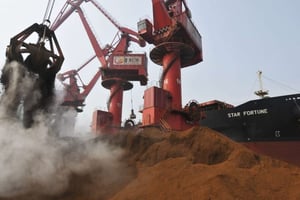 Du minerais de fer débarqué dans le port de Rizhao, en Chine, en mars 2010 (illustration). © AP/SIPA