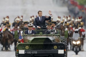 Le nouveau président français Emmanuel Macron à bord d’un véhicule militaire sur les Champs Élysées, à Paris, le 14 mai 2017, jour de son investiture. © Michel Euler/AP/SIPA