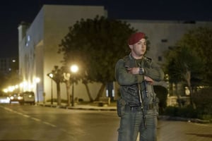 Un soldat tunisien devant le musée du Bardo, à Tunis, en mars 2015. © Michel Euler/AP/SIPA