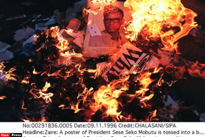 Une affiche représentant le président zaïrois jetée dans les flammes, fin 1996, à Goma. © CHALASANI/SIPA