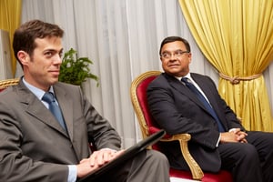 Franck Paris (à gauche), conseiller diplomatique, et Georges Serre, ambassadeur de France en Côte d’Ivoire, lors d’un déplacement de Jean Yves Le Drian, alors ministre de la defense, avec le président ivoirien Alassane Ouattara, à Abidjan, en Côte d’Ivoire le 9 mai 2014. © Bruno LEVY pour ja