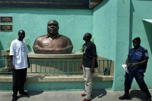 Des Congolais posent devant le buste de Laurent-Désiré Kabila, le 17 mai 2005, à Kinshasa. © Schalk Van Zuydam/AP/SIPA