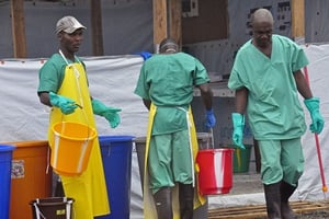 Des employés d’un centre de traitement du virus Ebola à Monrovia, capitale du Liberia, en 2014. © AP/Sipa/Abbas Dulleh
