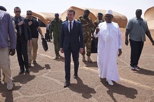 Le président français Emmanuel Macron à Gao le 19 mai 2017 en compagnie de son homologue malien Ibrahim Boubcar Keïta. © Christophe Petit Tesson/AP/Sipa