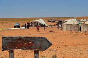 Rassemblement près d’une station de pompage de pétrole dans le secteur d’El-Kamour, à une centaine de km de Tataouine, au sud de la Tunisie, le 16 mai 2017. © AFP