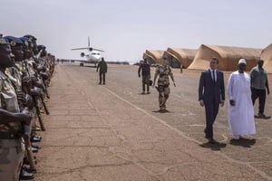 Emmanuel Macron et Ibrahim Boubacar Keita à la base de Gao le 19 mai 2017 © Christophe Petit Tesson/AP/SIPA