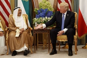 Donald Trump en compagnie de l’émir du Koweït, Sabah Al Ahmad Al Sabah , le 21 mai 2017 à Riyad, en Arabie saoudite. © AP/Sipa/Evan Vucci