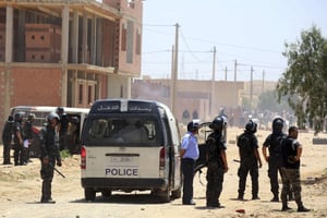 Des policiers tunisiens face à des manifestants à Tataouine, le 22 mai 2017. © Hatem Kefi/AP/SIPA