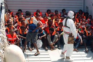 Des migrants repêchés au large des côtes de Lampedusa en 2014. © AP/SIPA