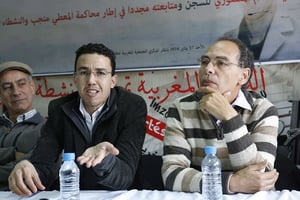 L’historien Maâti Monjib avec le journaliste marocain, Hicham Mansouri, lors d’une conférence de presse à Rabat en 2016. © Abdeljalil Bounhar/AP/SIPA