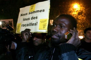 Une manifestation contre l’état d’urgence en France, le 12 novembre 2005. © JACQUES BRINON/AP/SIPA