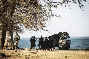 Des troupes sénégalaises de la Micega à Barra, en Gambie, en janvier 2017. © Sylvain Cherkaoui pour JA