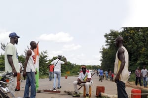 Barrage de soldats démobilisés exigeant le paiement d’arriérés de salaires, le 22 mai, près de Bouaké. © STR/AFP