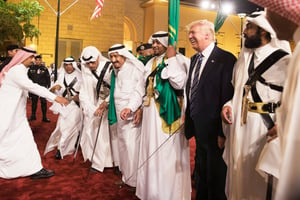 Donald Trump et le roi Salman (3e à partir de la g.) exécutant la traditionnelle danse du sabre, le 20 mai, à Riyad. © STEPHEN CROWLEY/NYT-REDUX-REA