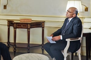 Jean-Karim Fall, lors d’une interview avec un chef d’Etat africain, en avril 2013, à Paris. © Vincent Fournier/JA